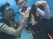 女子潛水在水里玩過激性爱
